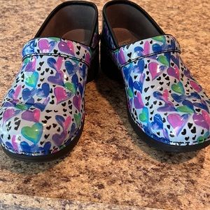 Dansko LT Pro Love Women 8.5 US 39 EU Slip On Blue Pink Leather Clogs 5200900202
